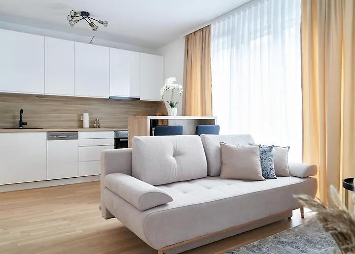 Mila, Bright, Modern, Near U6 And Center *